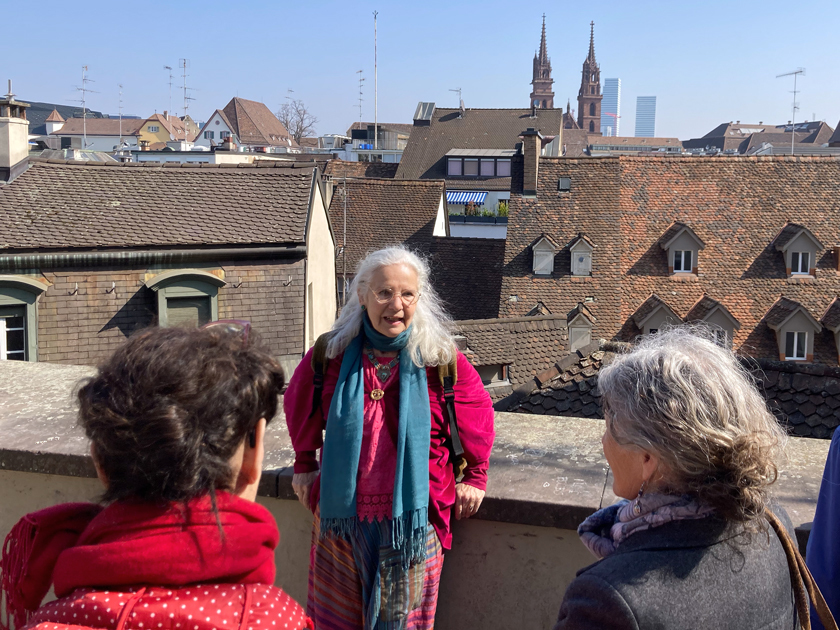 Dr. Rose Schulz-Rehberg zeigt die Geschichte und die Schönheiten von Basel<br />
© Fotos Ann-Regula Keller